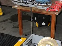 Diverse slagwerk gerelateerde producten waaronder trommels en bekkens. - afbeelding 2 van  3