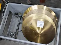 Diverse slagwerk gerelateerde producten waaronder trommels en bekkens. - afbeelding 3 van  3