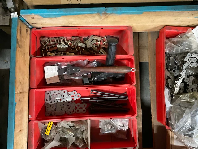Diverse slijpschijven, kettingen en ton - afbeelding 3 van  17
