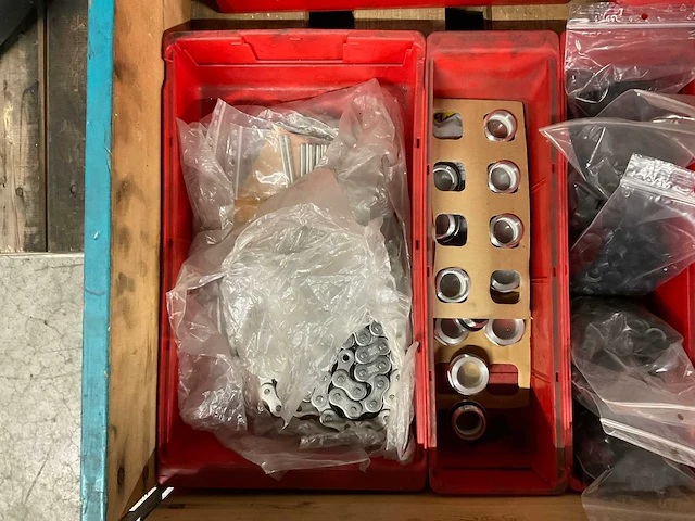 Diverse slijpschijven, kettingen en ton - afbeelding 5 van  17