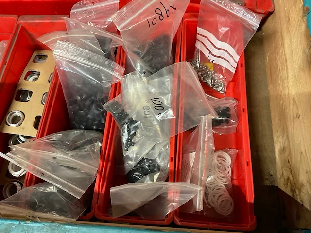 Diverse slijpschijven, kettingen en ton - afbeelding 7 van  17