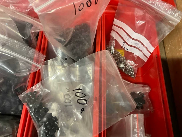 Diverse slijpschijven, kettingen en ton - afbeelding 8 van  17