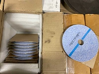 Diverse slijpschijven, kettingen en ton - afbeelding 14 van  17