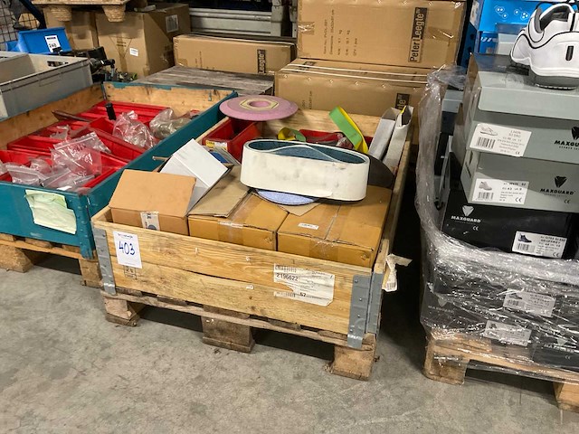 Diverse slijpschijven, kettingen en ton - afbeelding 1 van  17