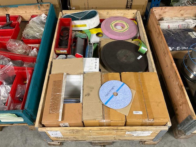 Diverse slijpschijven, kettingen en ton - afbeelding 10 van  17