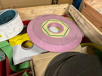 Diverse slijpschijven, kettingen en ton - afbeelding 11 van  17