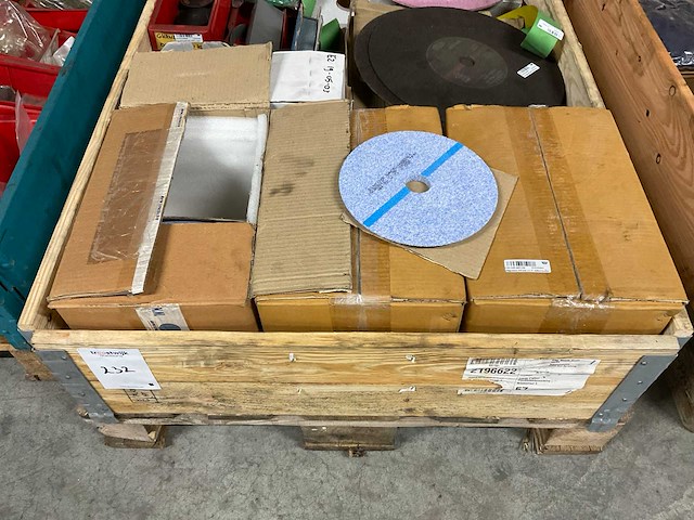 Diverse slijpschijven, kettingen en ton - afbeelding 13 van  17