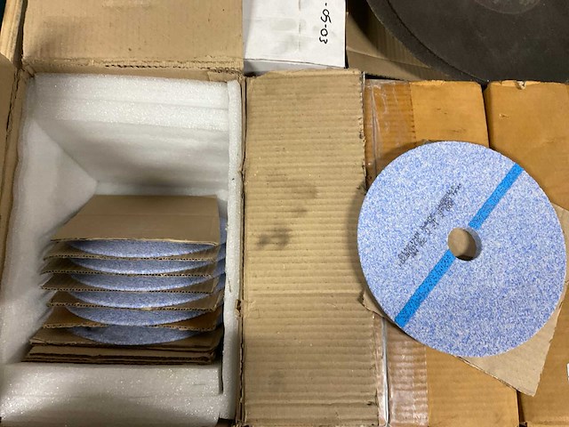 Diverse slijpschijven, kettingen en ton - afbeelding 14 van  17