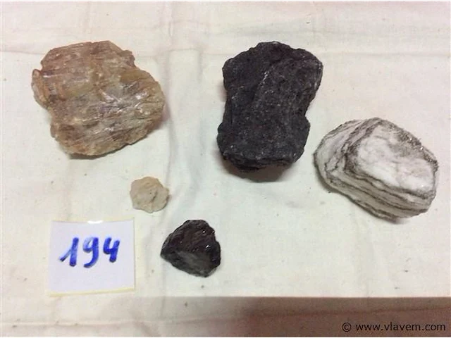 Diverse stenen mineral - afbeelding 1 van  3