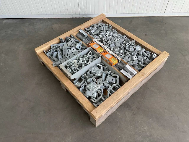 Diverse steunen/bevestigingsmaterialen - afbeelding 1 van  4