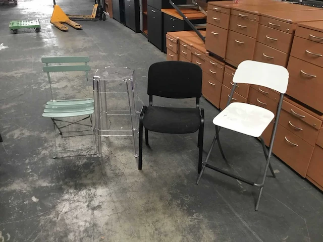 Diverse stoelen - afbeelding 1 van  2