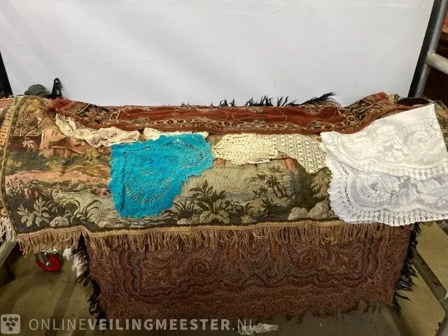 Diverse tafelkleden gehaakt - afbeelding 1 van  9