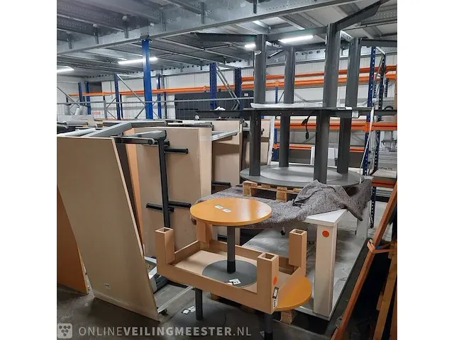 Diverse tafels en bureaus - afbeelding 3 van  8
