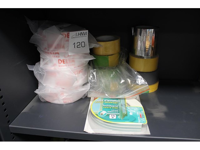 Diverse tape en band op schap, 13 rollen. - afbeelding 1 van  1