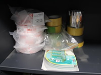 Diverse tape en band op schap, 13 rollen. - afbeelding 1 van  1