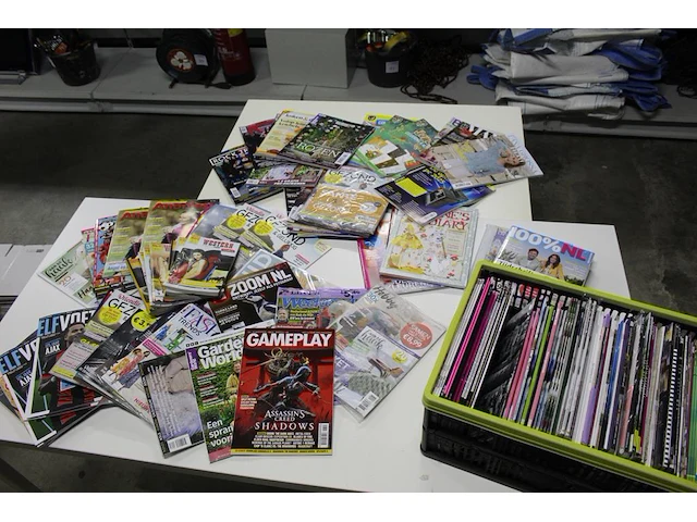 Diverse tijdschriften en magazines in twee kratten. ruim 150 stuks - afbeelding 1 van  8