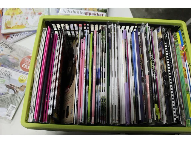 Diverse tijdschriften en magazines in twee kratten. ruim 150 stuks - afbeelding 6 van  8