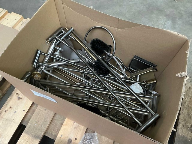 Diverse toiletgarnituren - afbeelding 1 van  2