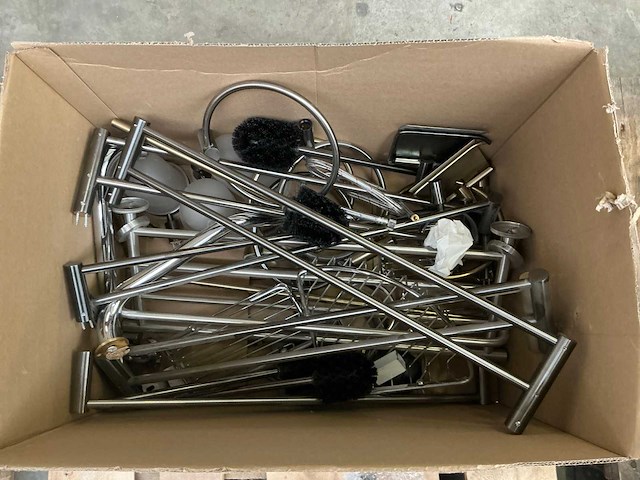 Diverse toiletgarnituren - afbeelding 2 van  2