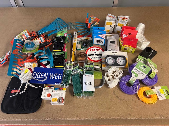 Diverse tuin benodigdheden - afbeelding 1 van  3