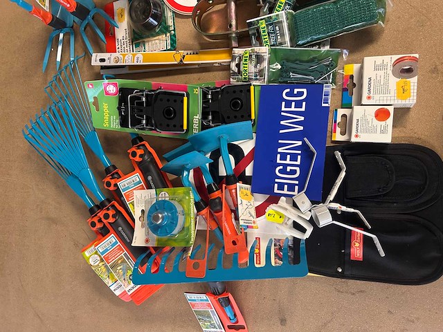 Diverse tuin benodigdheden - afbeelding 2 van  3