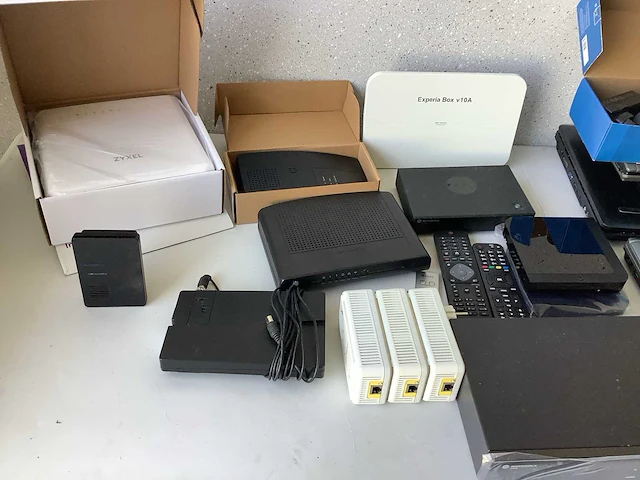 Diverse tv kastjes,tablet, laptops - afbeelding 2 van  7