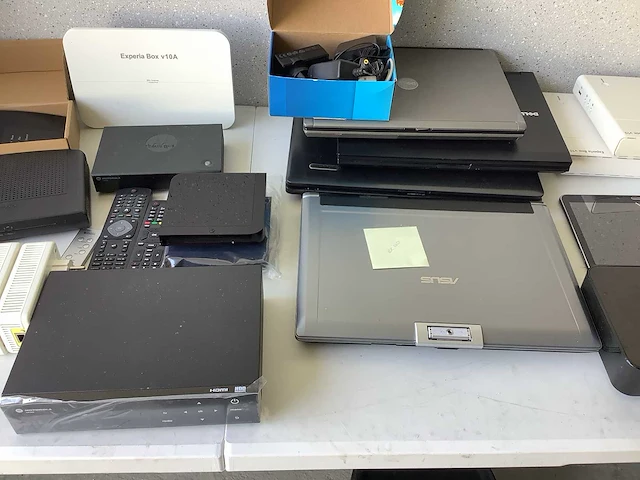 Diverse tv kastjes,tablet, laptops - afbeelding 3 van  7