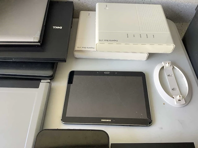 Diverse tv kastjes,tablet, laptops - afbeelding 5 van  7
