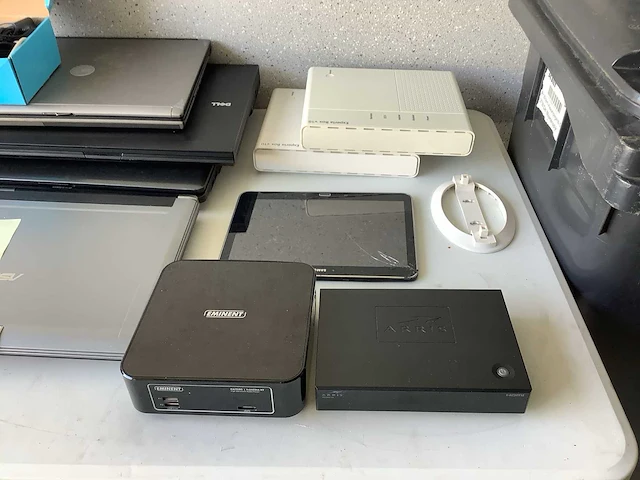 Diverse tv kastjes,tablet, laptops - afbeelding 6 van  7
