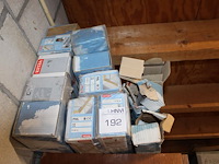 Diverse velux producten op kast w.o. tml 408 en pal601, totaal 14 verpakkingen.