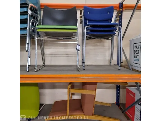 Diverse vergaderstoelen en kantinestoelen o.a. ahrend/fritz hansen - afbeelding 9 van  18