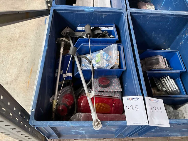 Diverse verlichtingdelen - afbeelding 1 van  3