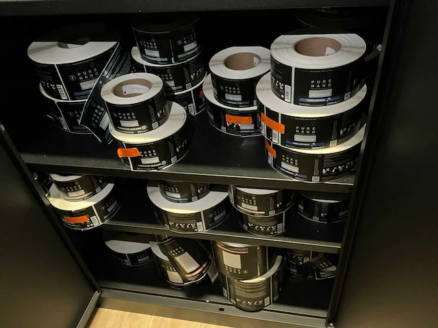 Diverse verpakkingsetiketten en coatingvloeistoffen. - afbeelding 1 van  7