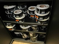 Diverse verpakkingsetiketten en coatingvloeistoffen. - afbeelding 1 van  7