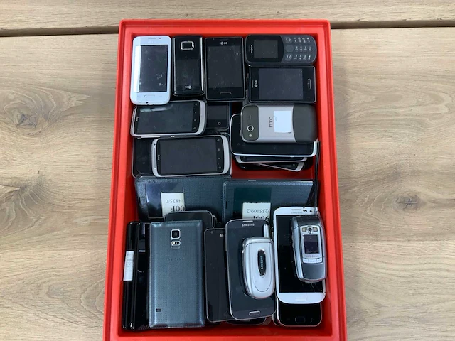 Diverse vintage samsung, nokia, alcatel, htc, lg telefoons (50x) - afbeelding 1 van  2