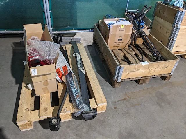 Diverse vrachtauto onderdelen, o.a. m.a.n. - afbeelding 1 van  7