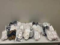 Diverse waterschoenen en slippers (37x) - afbeelding 1 van  7