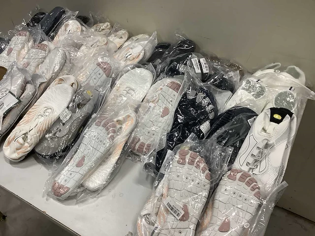 Diverse waterschoenen en slippers (37x) - afbeelding 3 van  7