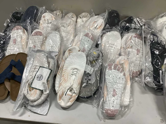 Diverse waterschoenen en slippers (37x) - afbeelding 6 van  7