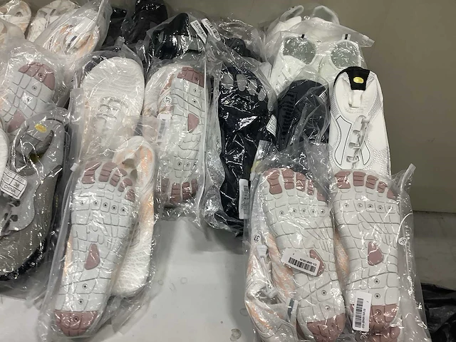 Diverse waterschoenen en slippers (37x) - afbeelding 7 van  7