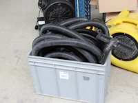 Diverse waterzuigerslangen in kunststof krat. - afbeelding 1 van  2