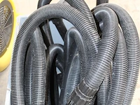 Diverse waterzuigerslangen in kunststof krat. - afbeelding 2 van  2