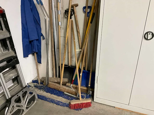 Diverse werkplaats inventaris - afbeelding 10 van  15