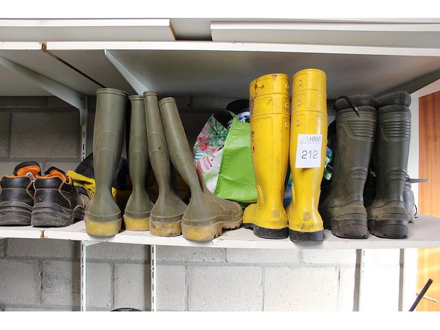 Diverse werkschoenen en laarzen op schap in diverse maten en uitvoeringen. - afbeelding 1 van  2