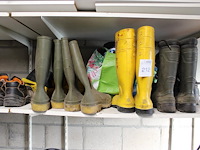Diverse werkschoenen en laarzen op schap in diverse maten en uitvoeringen. - afbeelding 1 van  2