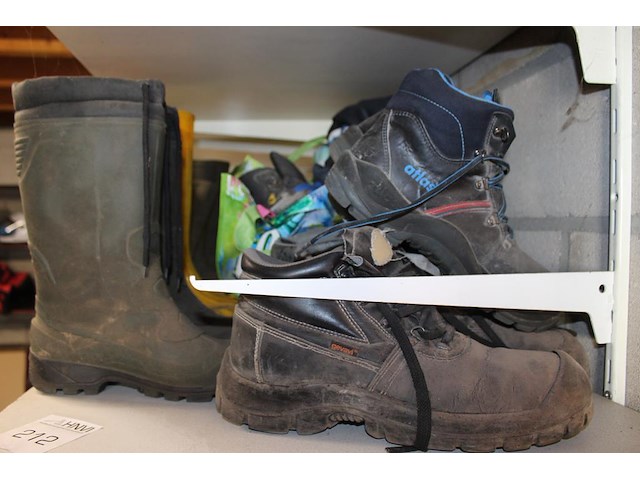 Diverse werkschoenen en laarzen op schap in diverse maten en uitvoeringen. - afbeelding 2 van  2