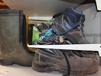 Diverse werkschoenen en laarzen op schap in diverse maten en uitvoeringen. - afbeelding 2 van  2