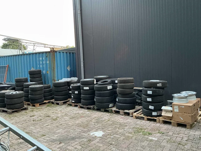 Diverse wielen autobanden iveco fiat - afbeelding 1 van  14