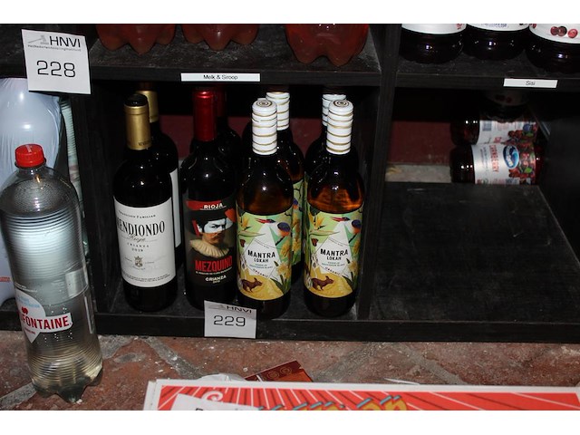Diverse wijnen op schap 9 flessen. - afbeelding 1 van  2