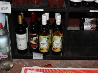 Diverse wijnen op schap 9 flessen. - afbeelding 1 van  2